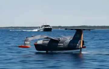 Американский дрон-амфибия Squire в действии во время учений Silent Swarm, демонстрируя скрытность и скорость на водной поверхности