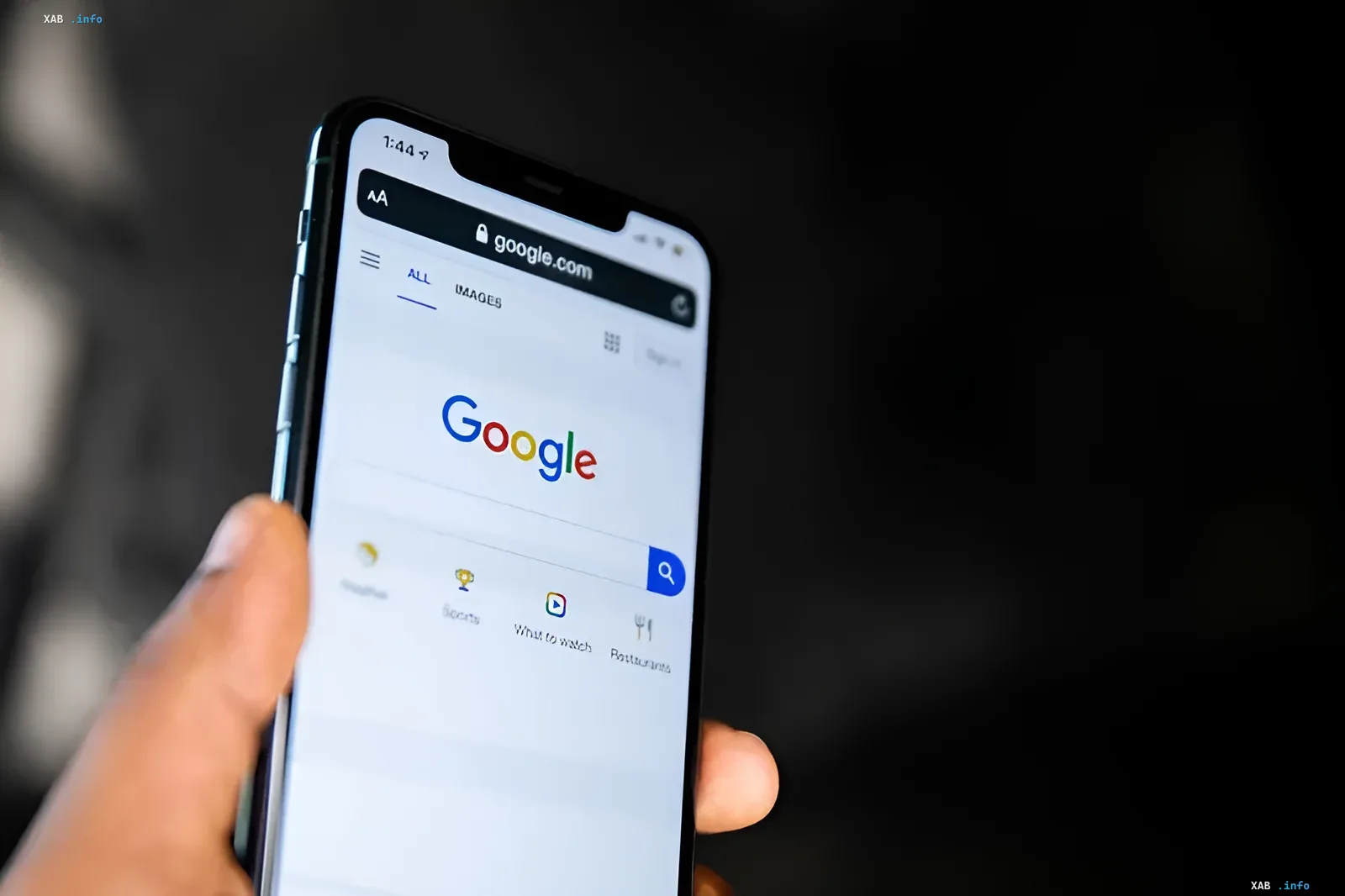 Смартфон с открытым поиском Google, иллюстрирующий штраф компании за отказ удалить запрещенный контент по решению Таганского суда
