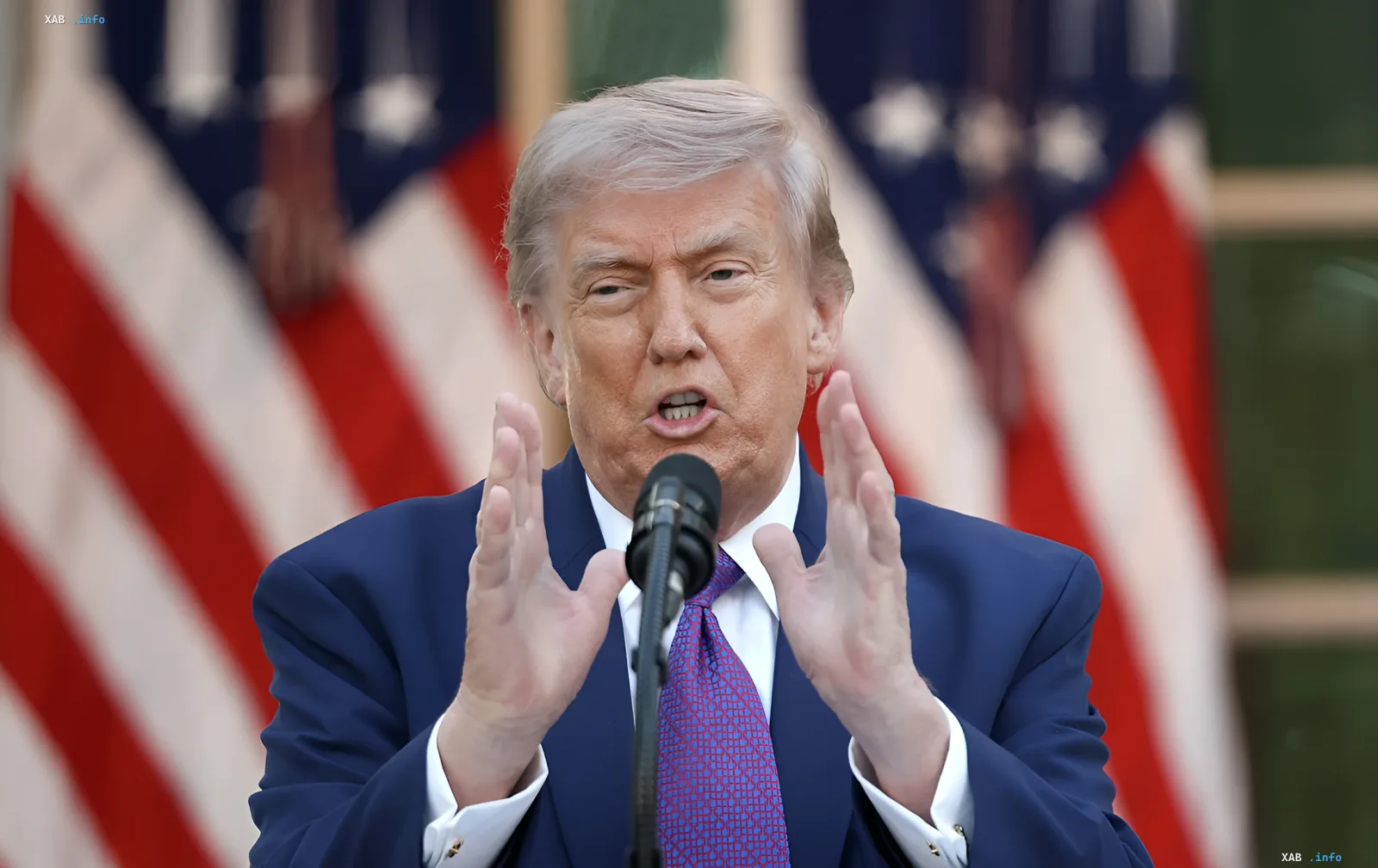 Дональд Трамп выступает с речью на фоне американских флагов, объявляя о стратегической замене Ормузского пролива для контроля нефтяных маршрутов