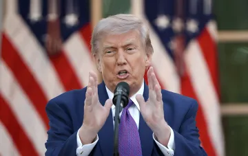 Дональд Трамп выступает с речью на фоне американских флагов, объявляя о стратегической замене Ормузского пролива для контроля нефтяных маршрутов