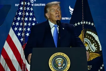 Дональд Трамп выступает с речью на фоне американского флага, обсуждая угрозы в адрес Омана и контроль над Ормузским проливом