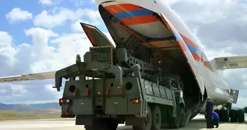 Российская зенитная ракетная система С-400 выгружается из стратегического бомбардировщика Ил-76, символизируя геополитический тупик Турции между F-35 и российскими ПВО