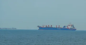 Торговый судно Van Oord в водах ОАЭ, символизирующее остановку торговли с Ираном после ракетного инцидента