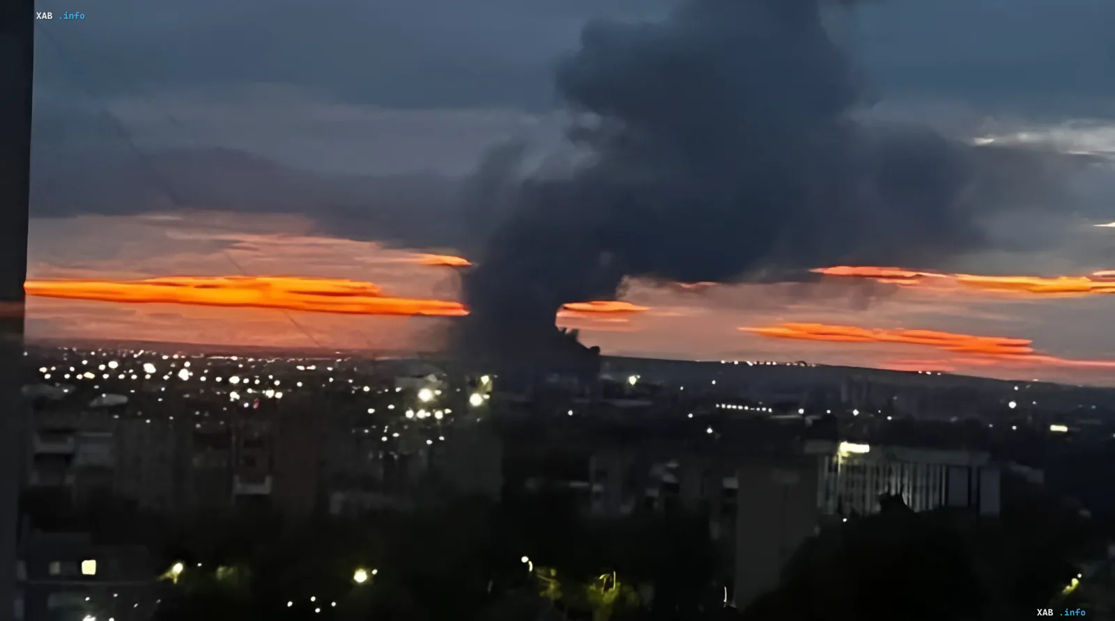 Щільний чорний дим над Самарою на фоні заходу сонця — наслідки удару по РКЦ «Прогрес», що демонструє тактику обходу ППО