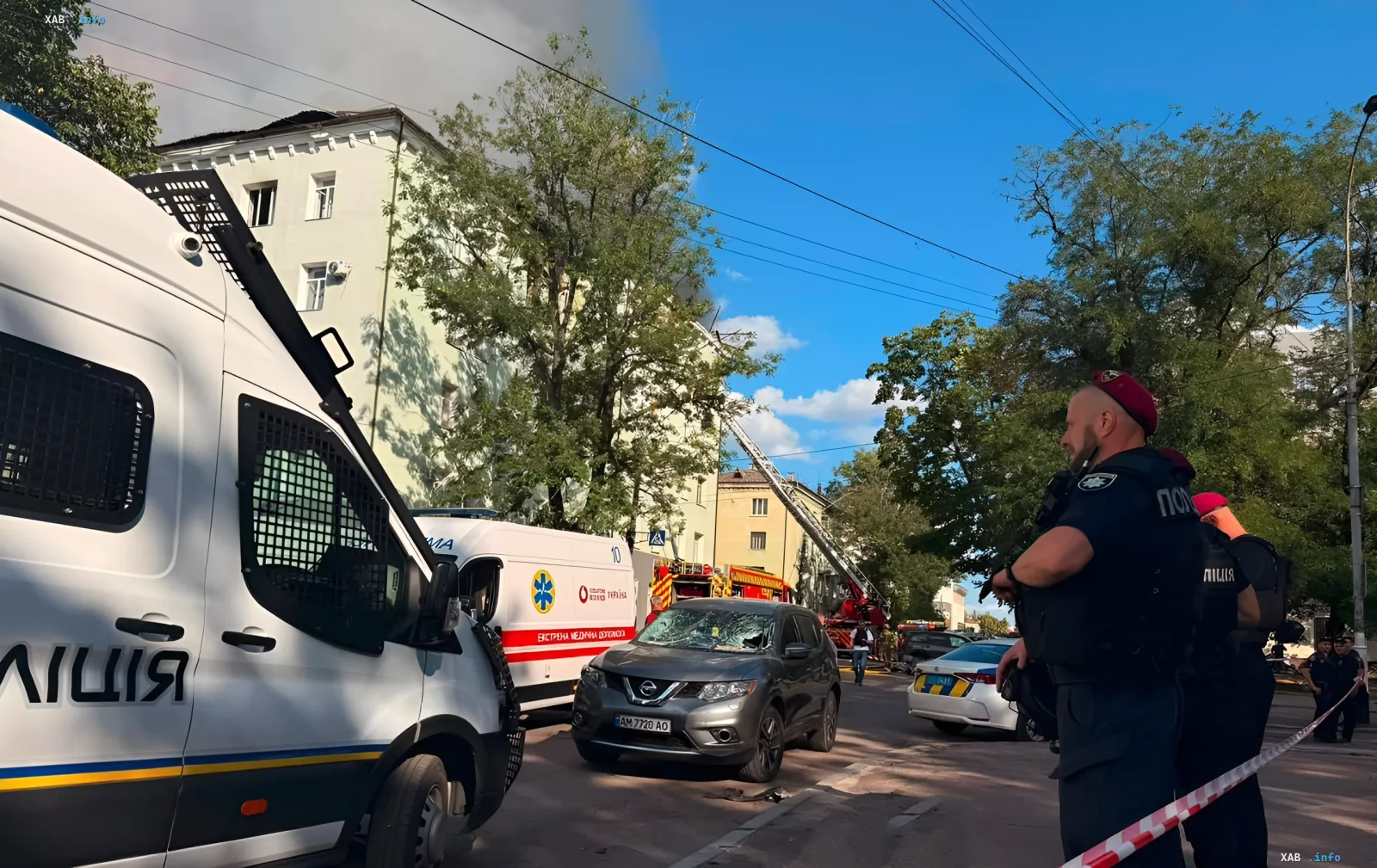 Полицейские и спасатели на месте атаки дронами в Житомире: поврежденное здание, машина скорой помощи и задымление после удара по штабу