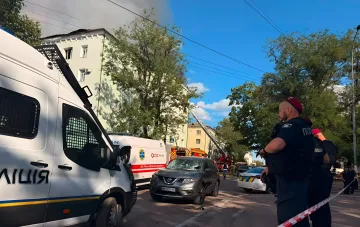 Полицейские и спасатели на месте атаки дронами в Житомире: поврежденное здание, машина скорой помощи и задымление после удара по штабу