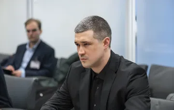 Politiker im schwarzen Anzug bei Sitzung über Wahlen während des Krieges; Fedorovs Vorschlag von OP abgelehnt