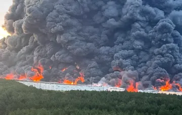 Масштабна пожева на складі з димом і вогнем, що ілюструє удари по Росії в ніч на 19 серпня