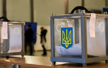 Урна для голосования с гербом Украины, символизирующая важность выборов в условиях безопасности