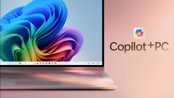 Ноутбук с Windows 11 и логотипом Copilot+ на фоне, иллюстрирующий компромисс между AI-функциями и производительностью на ПК с 8 ГБ ОЗУ