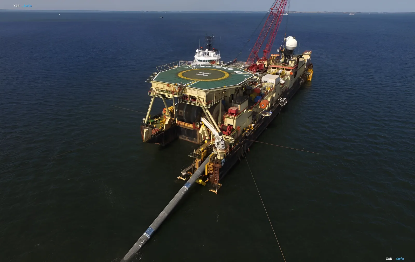 Rohrverlegungsschiff Castoro 10 auf See — Symbol der Nord-Stream-Saga, in der sich eine surreale Justizgeschichte abspielt: Verdächtiger bei Dreharbeiten zu einem Film über Sabotage festgenommen