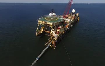 Rohrverlegungsschiff Castoro 10 auf See — Symbol der Nord-Stream-Saga, in der sich eine surreale Justizgeschichte abspielt: Verdächtiger bei Dreharbeiten zu einem Film über Sabotage festgenommen