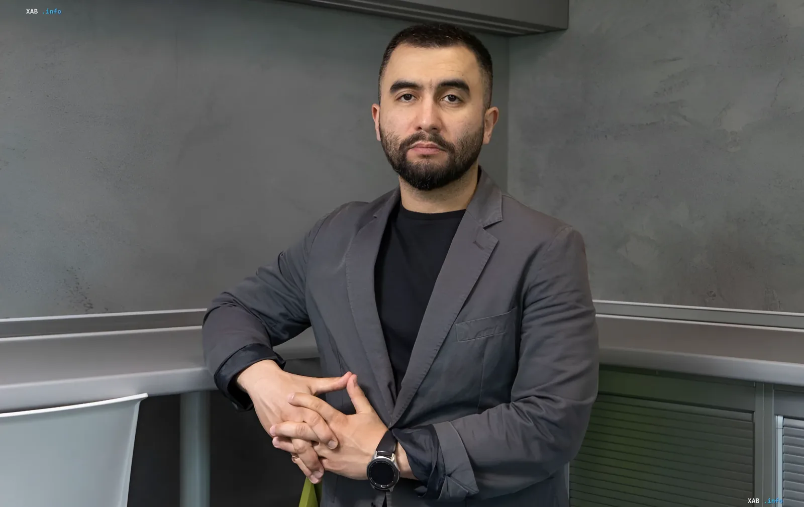 Жумадилов в сером пиджаке на фоне современного интерьера: раскрыл рекордные поставки дронов и утроенный бюджет АОЗ ДОТ на вооружение в 1,7 трлн грн перед отставкой