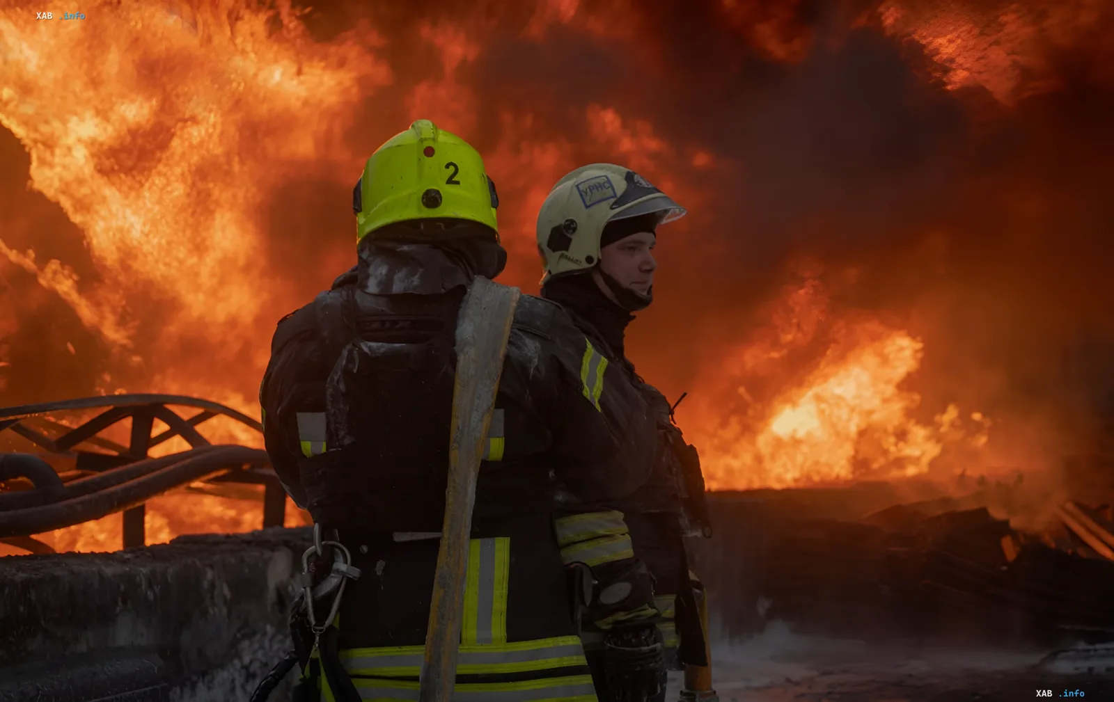 Пожарные ликвидируют последствия атаки на промышленный объект в Броварском районе на фоне мощного пожара