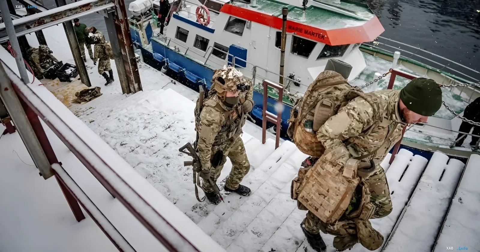 Данские призывники в зимнем камуфляже на заснеженном причале Гренландии во время первой военной миссии на фоне спора с США