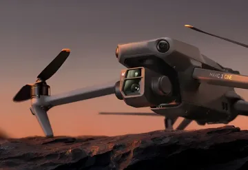 Дрон DJI Mavic 3 Cine на скале на закате — компания осталась в чёрном списке Пентагона после суда в США