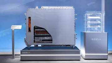 Разрезанный прототип твердотельной батареи Geely на 500 Вт·ч/кг с видимыми слоями электродов и экспозиционный макет структуры элемента на стенде