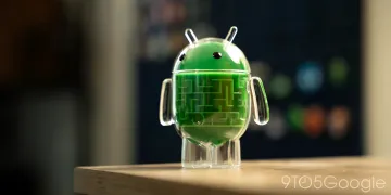 Прозрачная стеклянная фигурка Android с зелёной жидкостью и узором микросхемы внутри — символ новых правил безопасности Google при установке APK