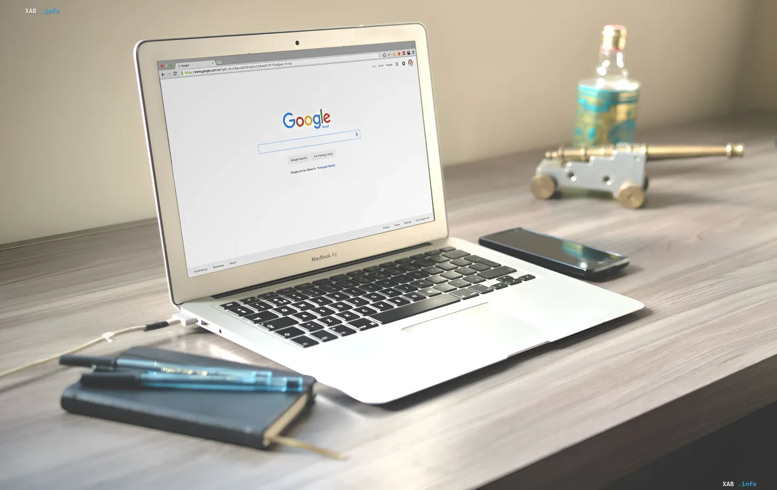 Laptop mit geöffnetem Google-Startbildschirm und Gemini auf dem Schreibtisch: Nutzer erkundet 3D-Modelle und interaktive Diagramme im neuen Lernmodus