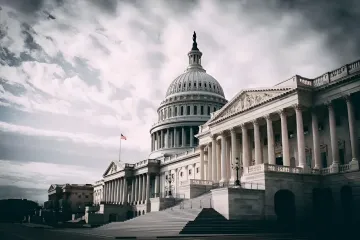 Здание Конгресса США в Вашингтоне: ИИ-законопроекты и ошибки ChatGPT о налоговых кредитах и округе Колумбия
