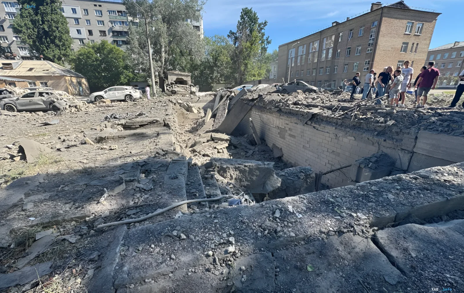 Разрушенные здания, обломки и повреждённые автомобили после массированной ночной атаки на Киев, последствия удара по жилым домам