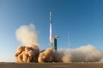 Запуск китайской ракеты с первой ступенью, предназначенной для посадки на твёрдую поверхность на шасси вместо морской платформы