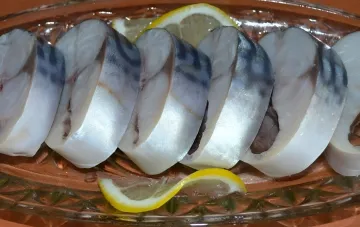 Скумбрия в маринаде, нарезанная кольцами с дольками лимона, выглядит как красная рыба — гениальный трюк опытных кулинаров
