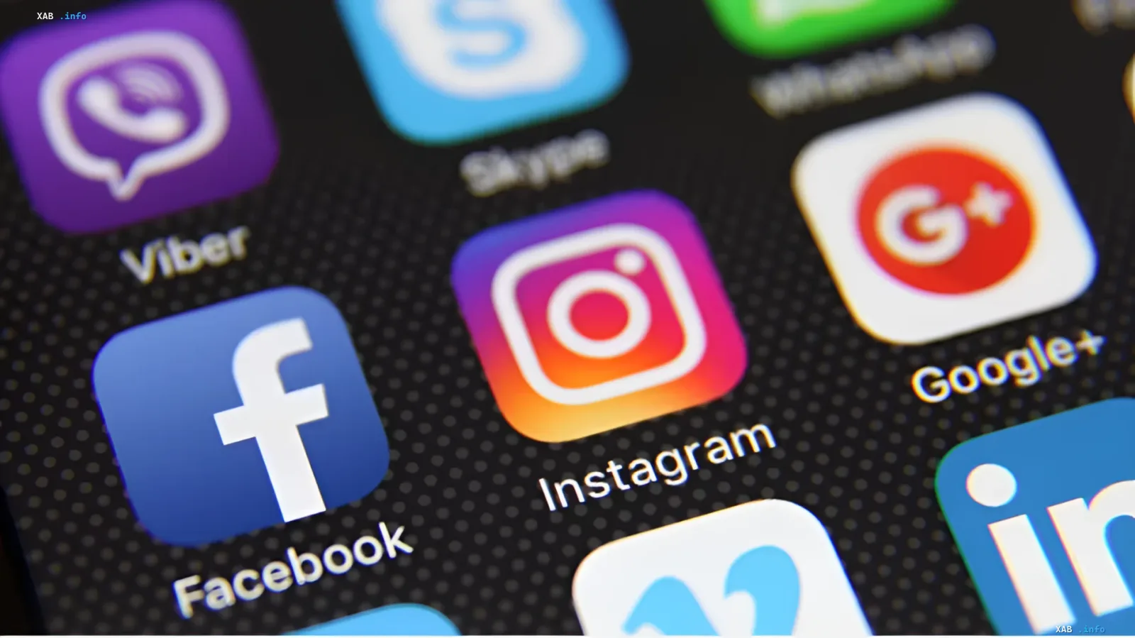 App-Icons von Facebook und Instagram von Meta auf einem Smartphone-Bildschirm im Kontext des Gerichtsverfahrens mit 29 US-Bundesstaaten