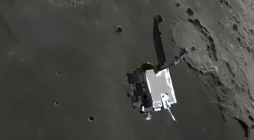 Снимок NASA упавшей ступени ракеты Falcon 9 на поверхности Луны с кратерами, оставленными при столкновении