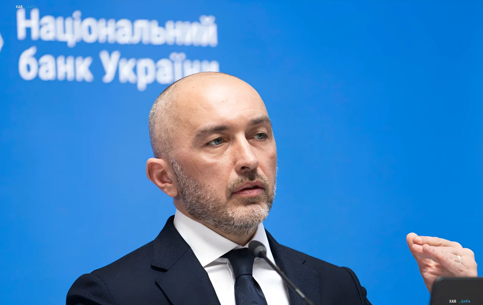 Vertreter der Nationalbank der Ukraine bei einer Pressekonferenz zur Beendigung der Befugnisse des Aufsichtsratsvorsitzenden der Sens Bank