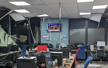 Повреждённый офис телеканала «Мы – Украина» в Киеве после ночной атаки: разрушенный подвесной потолок, оборванные провода и рабочие места с мониторами