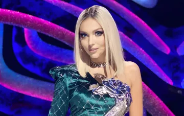 Оля Полякова на сцене в зелёном бархатном платье с серебряным декором — фото певицы, попавшей в аварию по дороге в Одессу