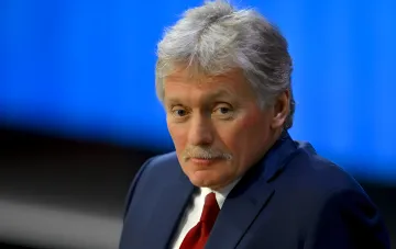 Dmitri Peskow vor blauem Hintergrund kommentiert die Vorwürfe an Kiew wegen der Sabotage der Friedensgespräche und den Status des Besuchs von Trumps Gesandten in Russland