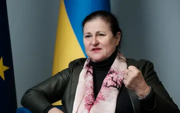 Посол ЕС в Украине Кристина Залочная выступает на фоне украинского и европейского флагов, призывая мир говорить об убийствах гражданских РФ