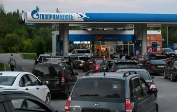 Длинная очередь автомобилей на АЗС Газпромнефть на фоне второй волны топливного коллапса в России и экстренных закупок бензина в Азии
