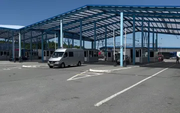Пункт пропуска на границе с Молдовой в Одесской области, по которому нанесли удар дронами: будки досмотра, навес и транспорт на фоне ясного неба