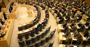 Засідання шведського парламенту Риксдаг: депутати голосують за зниження віку кримінальної відповідальності до 14 років