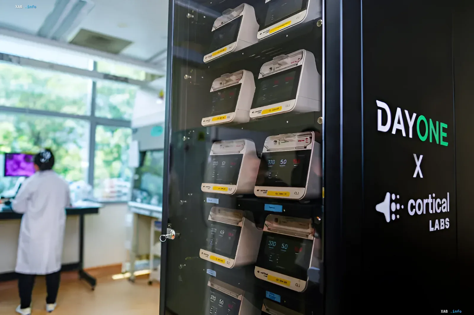 Біологічний дата-центр на живих нейронах Cortical Labs у Сінгапурі: стелаж із модулями DayOne та дослідник у лабораторії