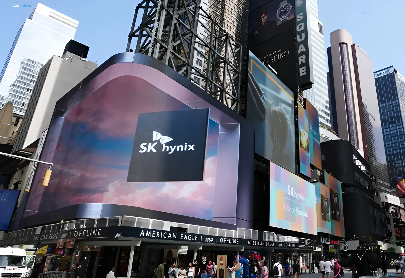 Логотип SK hynix на большом цифровом табло на Таймс-сквер в Нью-Йорке, символизирующий рекордный выкуп акций на 29 млрд долларов на фоне ИИ-бума