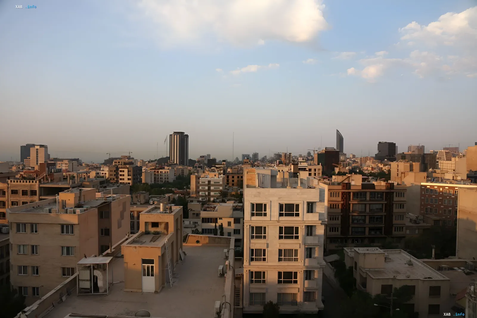 Teheran-Skyline bei Sonnenuntergang: dichte Wohnquartiere und Hochhäuser im Dunst – die iranische Hauptstadt im Kontext der nicht zurückgegebenen eingefrorenen Vermögenswerte nach Ablauf des Islamabad-Memorandums mit den USA