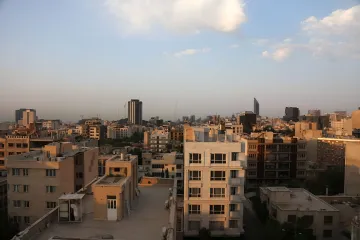 Teheran-Skyline bei Sonnenuntergang: dichte Wohnquartiere und Hochhäuser im Dunst – die iranische Hauptstadt im Kontext der nicht zurückgegebenen eingefrorenen Vermögenswerte nach Ablauf des Islamabad-Memorandums mit den USA