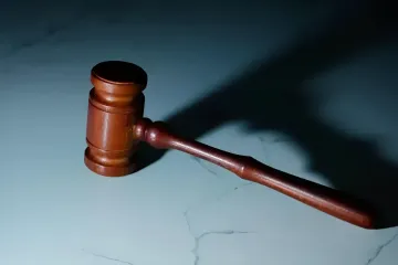 Судейский молоток на мраморном столе — символ штрафа для Telegram в 3,8 млн рублей
