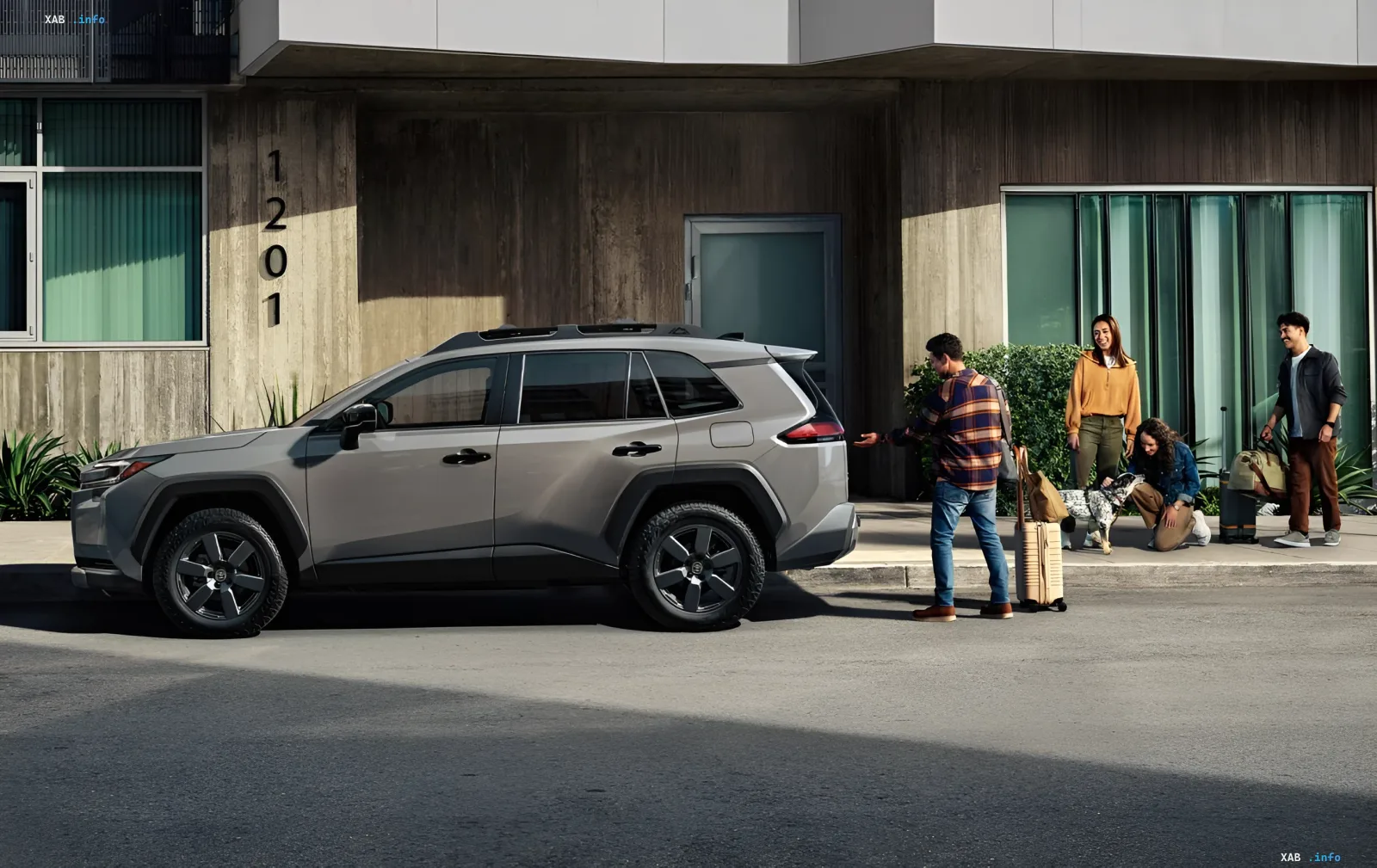 Ein grauer Nissan X-Trail Familien-Crossover parkt vor einem modernen Haus, während eine Familie mit Gepäck und Hund zur Fahrt bereitsteht – einer der besten Hybrid-Crossover für Familien