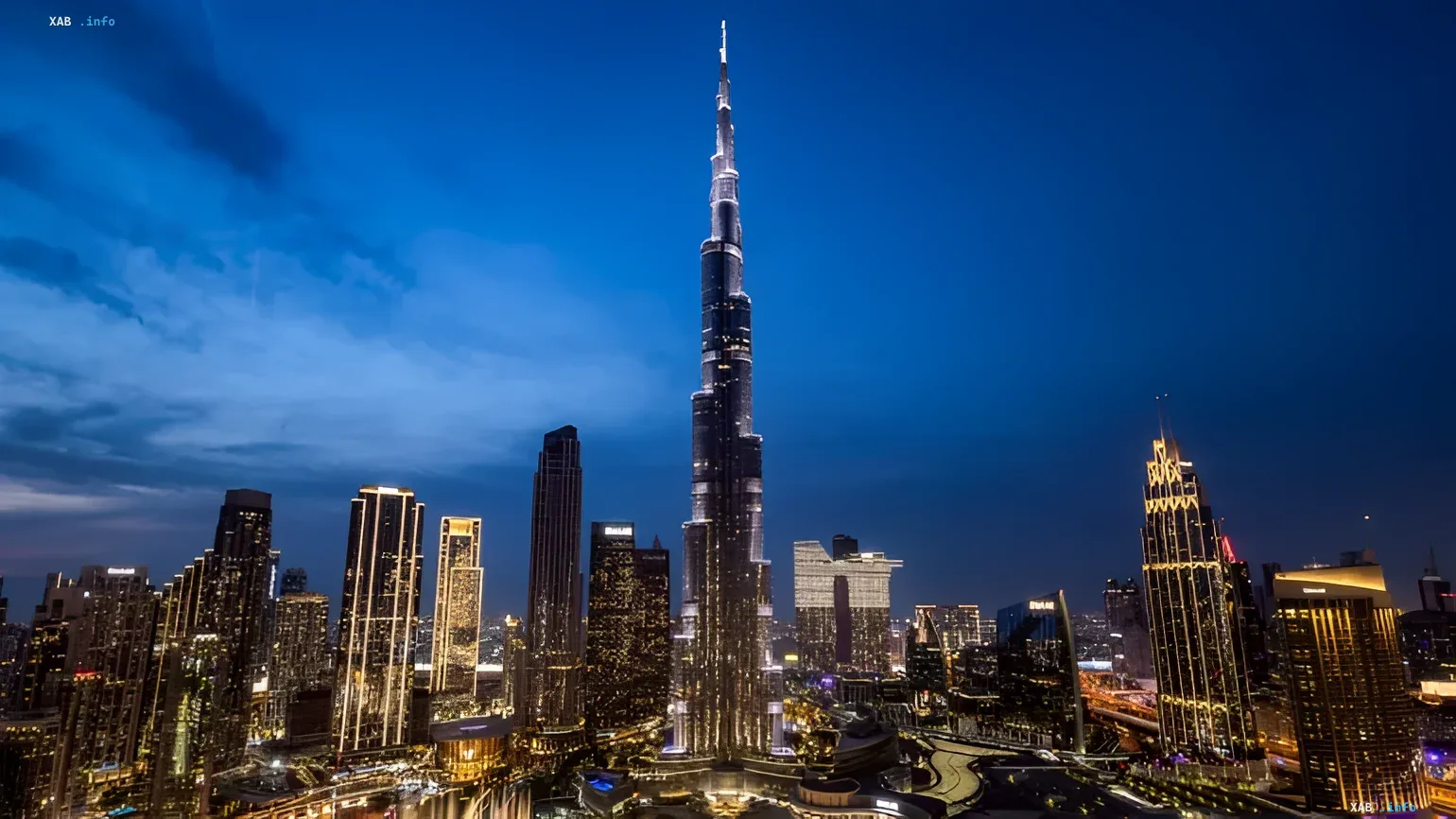 Dubai-Skyline und Burj Khalifa bei Nacht – Symbol der Wirtschaft der VAE, die nach neuen Raketenangriffen ein unbefristetes Handelsembargo gegen Iran verhängt haben