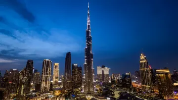 Dubai-Skyline und Burj Khalifa bei Nacht – Symbol der Wirtschaft der VAE, die nach neuen Raketenangriffen ein unbefristetes Handelsembargo gegen Iran verhängt haben