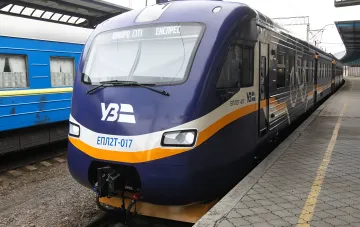 Elektrotriebwagen der Ukrzaliznytsja EPL2T-017 „Dnipro City Express“ an einem Bahnsteig bei der Umleitung von Strecken nach der Nachtangriff auf Kiew
