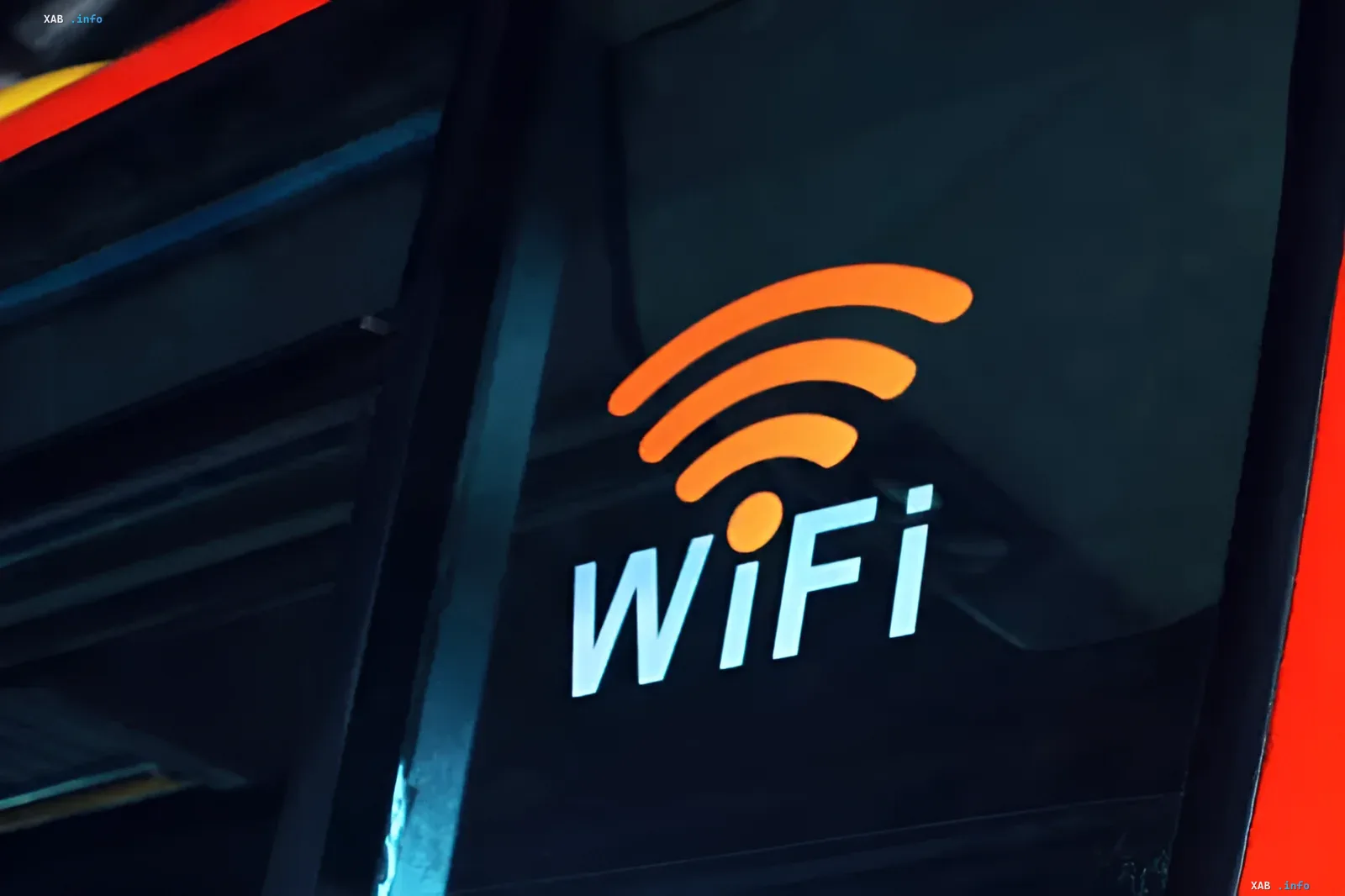 Светящийся оранжевый логотип Wi-Fi на тёмном фоне — технология, позволяющая учёным из Карлсруэ распознавать людей по обычному Wi-Fi с точностью почти 100%