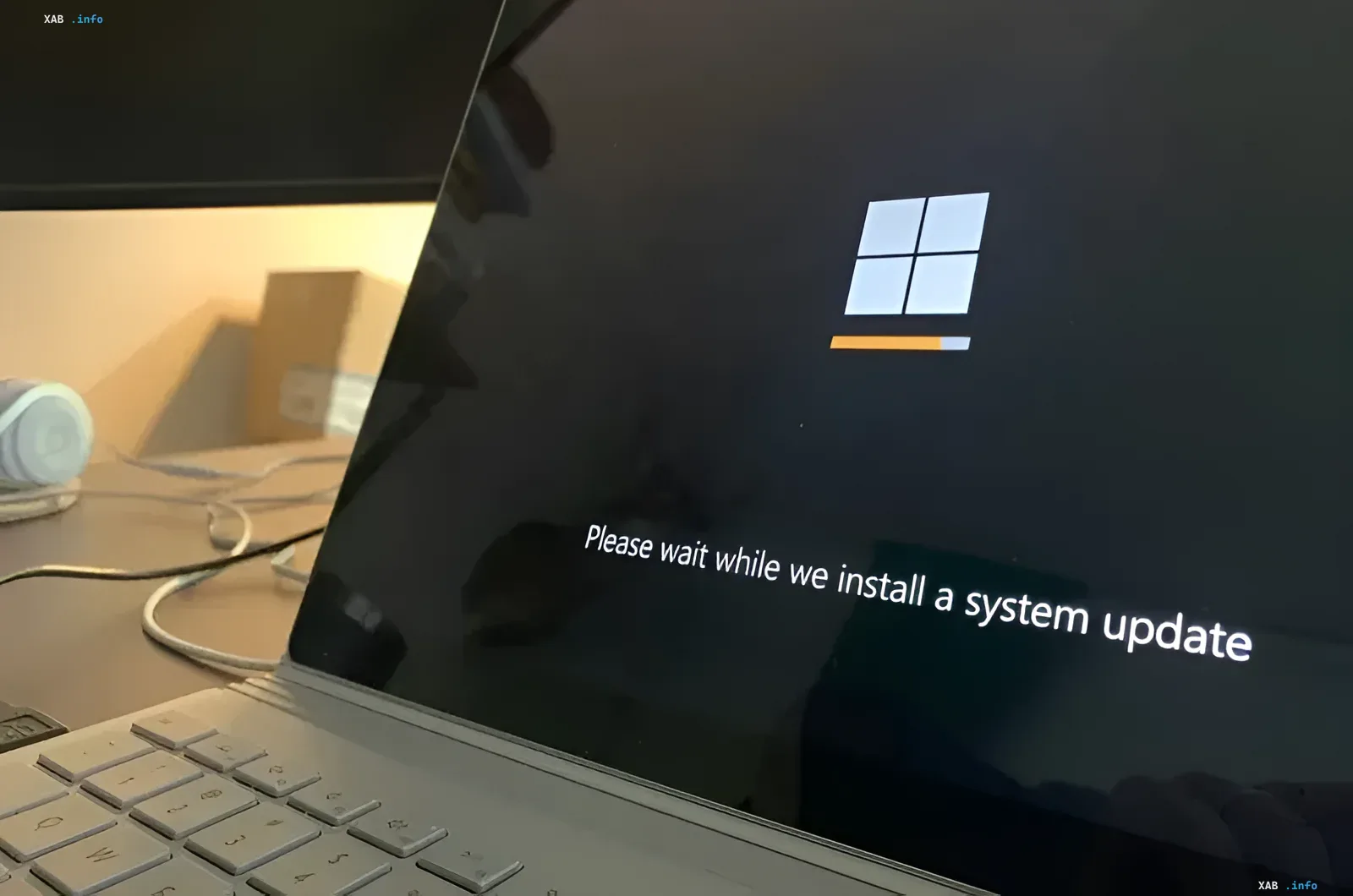 Ноутбук с экраном установки обновления Windows в фоне инцидента ShieldBreak, когда патч Microsoft сломал сканирование Windows Defender