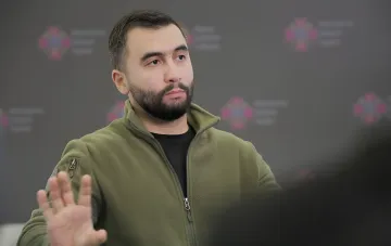 Жумадилов во время публичного заявления, где он опроверг слухи о конфликте с командой экс-министра обороны Федорова
