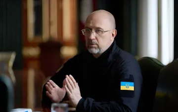 Украинский чиновник в форме с нашивкой флага Украины на совещании об ущербе топливной инфраструктуре и разрушенных АЗС
